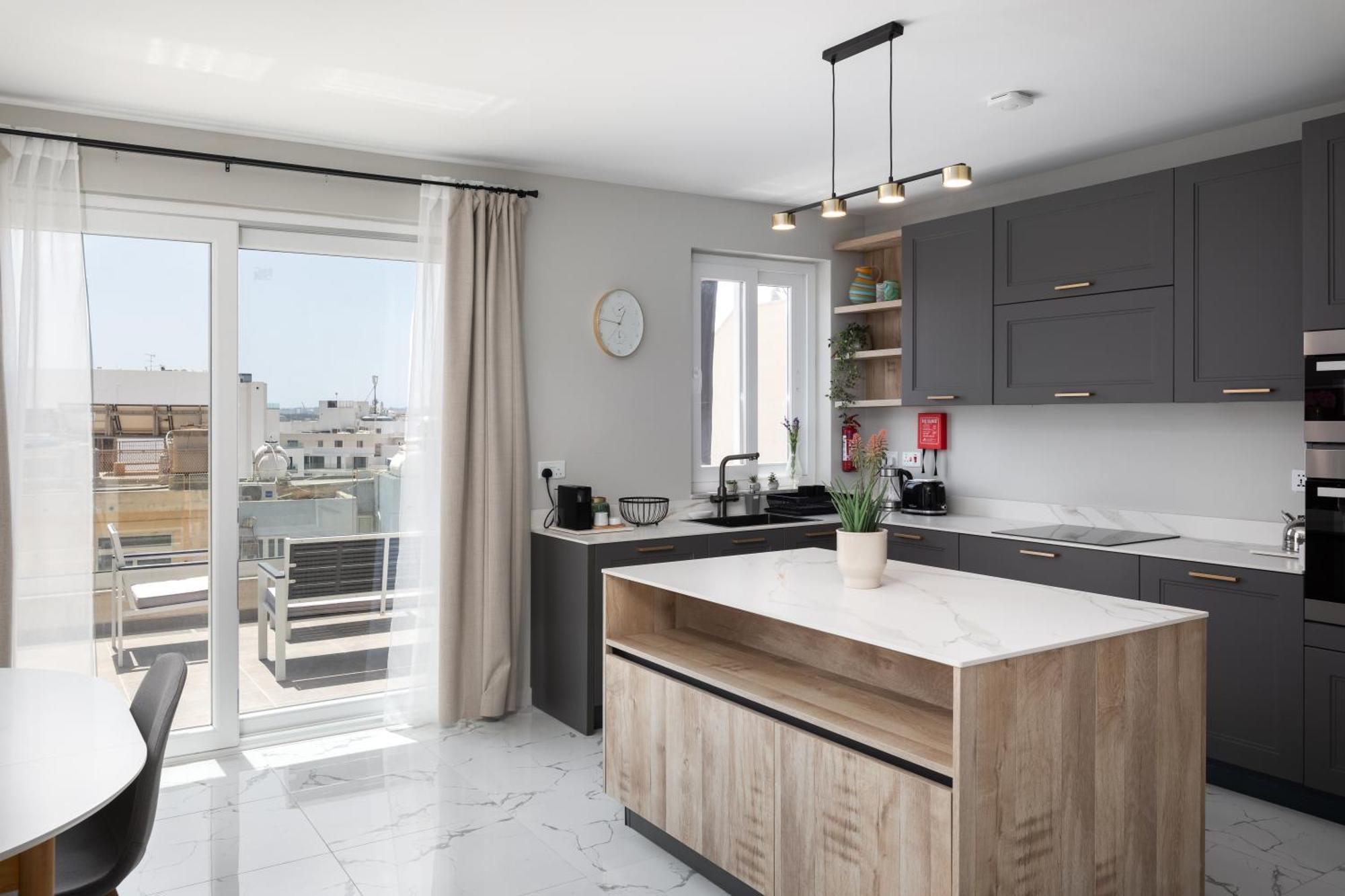 Modern 2Br Cosy Apartment With Large Terrace - Close To Manoel Island & Tigne Shopping Mall Sliema Bagian luar foto