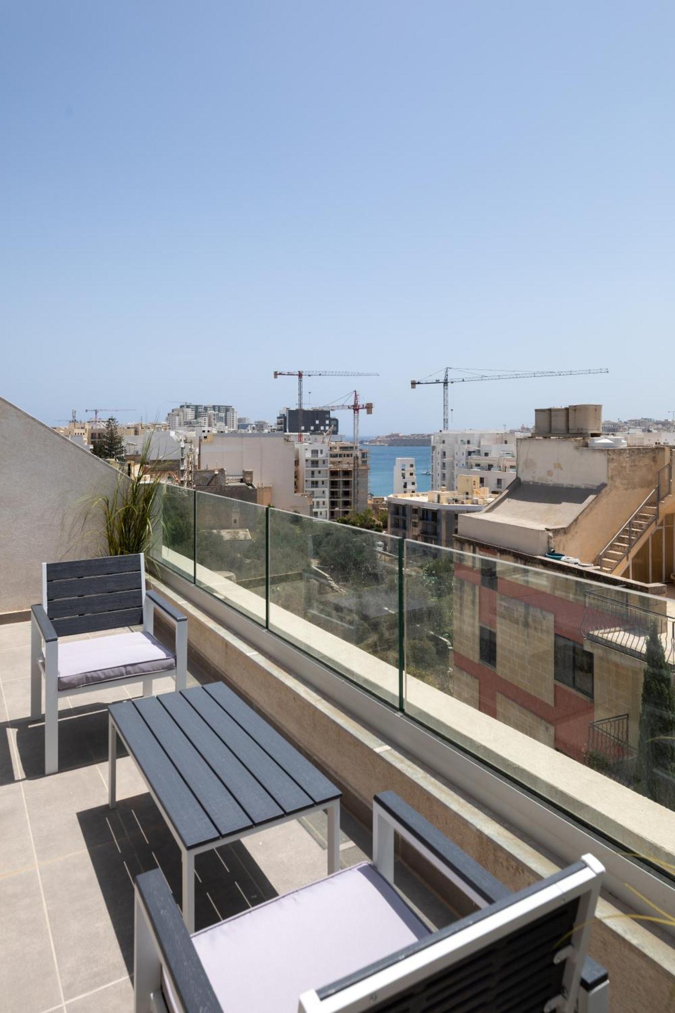 Modern 2Br Cosy Apartment With Large Terrace - Close To Manoel Island & Tigne Shopping Mall Sliema Bagian luar foto